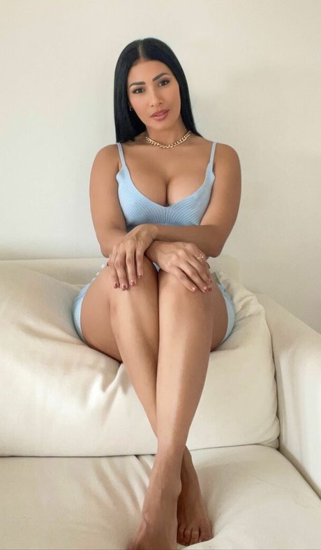 Simone E Simaria hot model picture