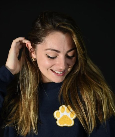 Roxane ASMR model adult img