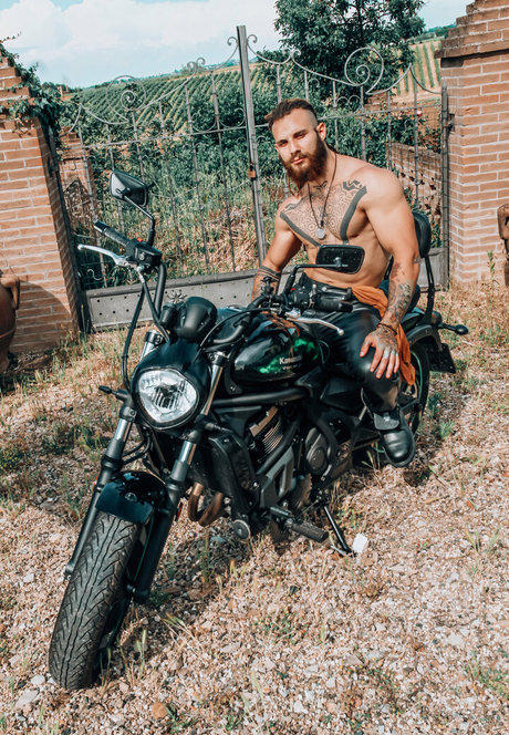 pervertmilan erotic model img