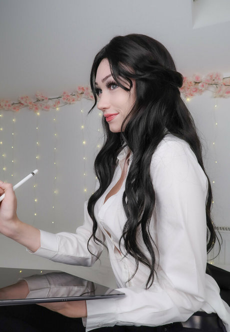 louvrissa model naked photo