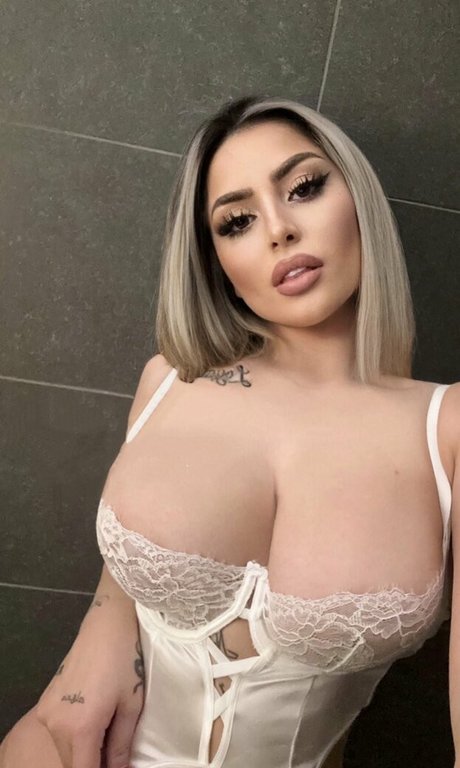 uxiathierry naked star photos