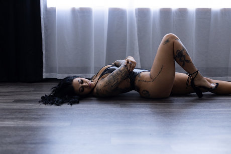 Clove_ model hot picture