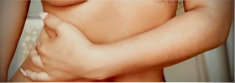 NyleeCyrus star erotic photo