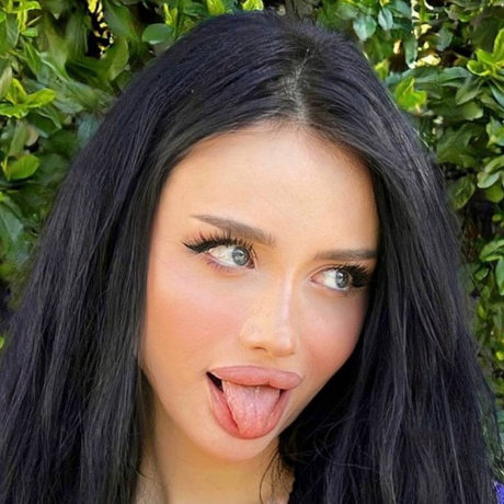 Andrea Oliveira hot actress pictures