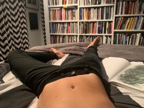 Ellen DeGenderless exclusive actress image