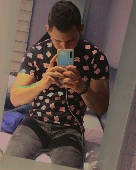 alanzin erotic model image