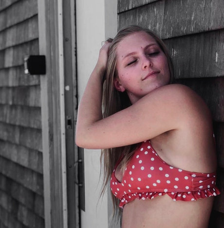 Poppy Roze nude actress pic