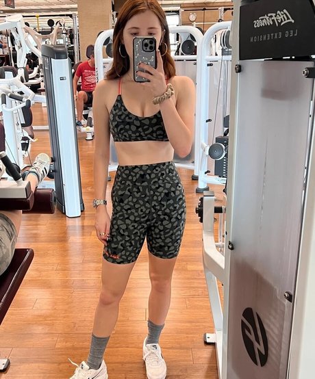 Violet Brinson erotic actress photos