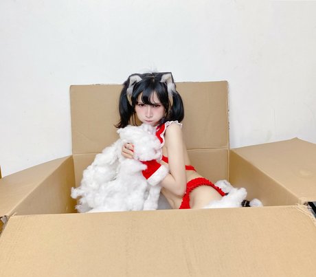 Joyce Poring model naked pics