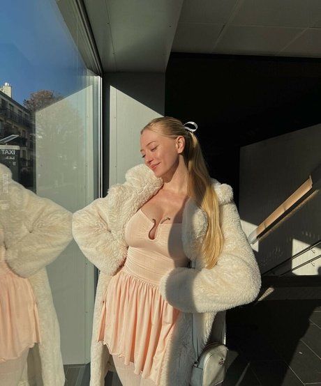 sophia ilysm exclusive actress photo