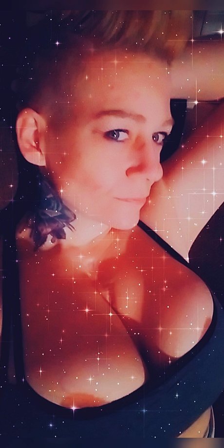 eating onlyfans sexy image