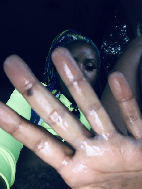 Queen2x beautiful model photo