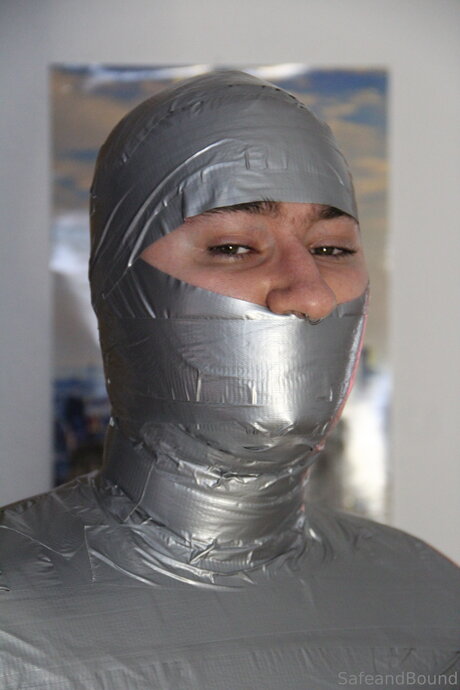 Safe and Bound model pretty galleries