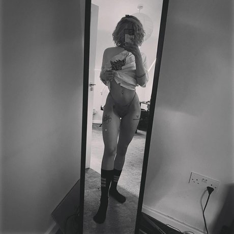 axalrnaed exclusive model photo