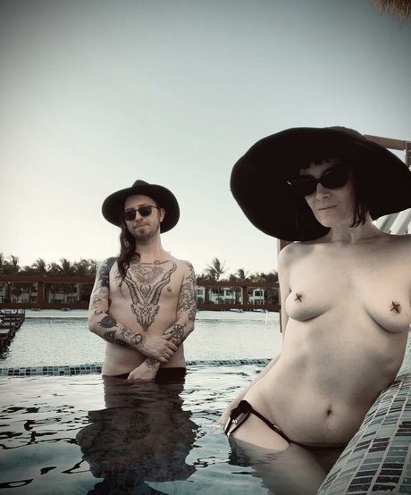 deathandecstasy naked star img