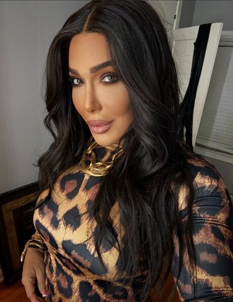 liki lu art model gallery