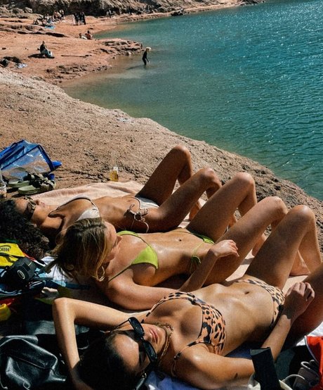 curvy shemale onlyfans xxx image