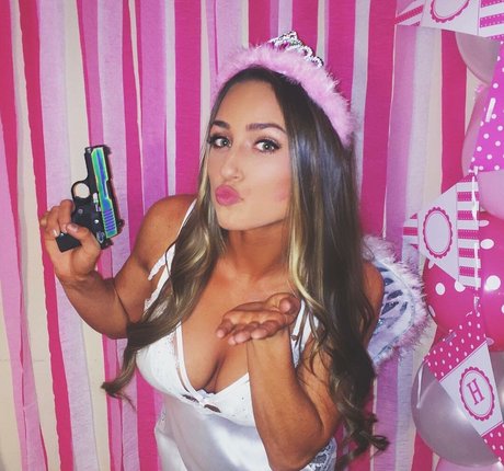 Taylor Altom model nice img