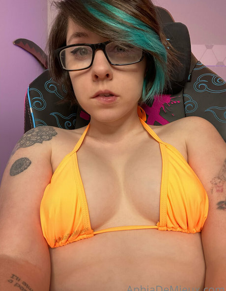 aphiademieuxpublic model pretty img