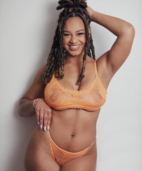 Nia Sioux pretty actress gallery