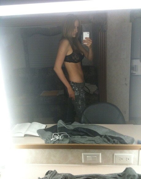 Leelee Sobieski naked model pic