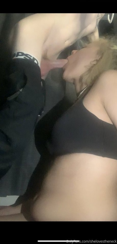 Long Neck beautiful actress picture