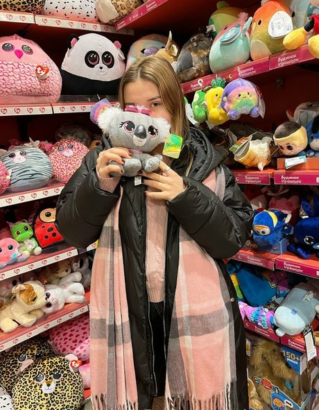 lucky ashley model pretty img