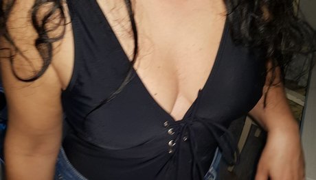 Saramilf sexy actress picture