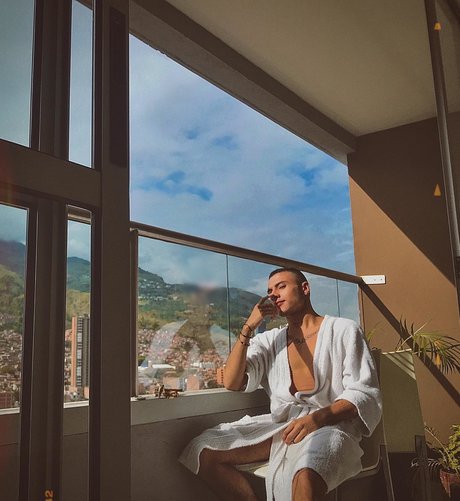 santiago pulgarin beautiful model image