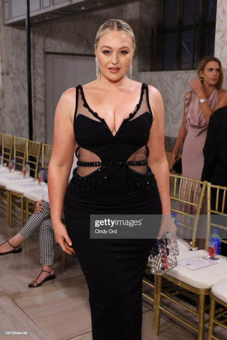 Iskra Lawrence model naked pics