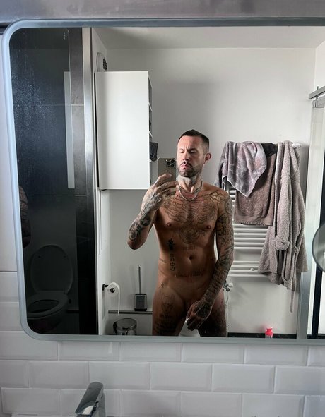 loohoodz erotic model picture