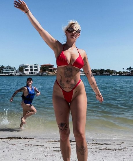 Taylor Hughs nude star image