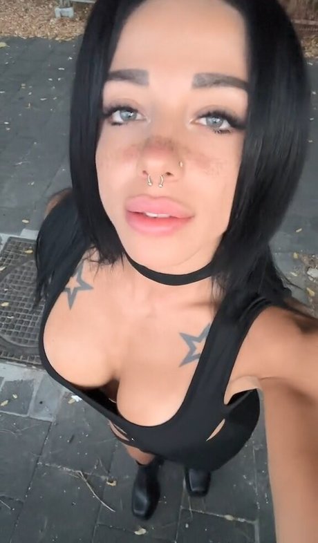 imviolet_ pornographic model image