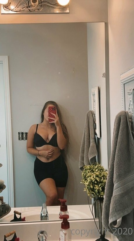 Keriii00 model nude pic