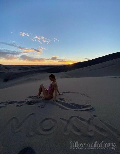 Love Moxxi adult model img