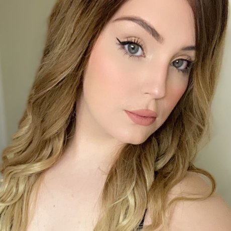 Lilly Adams xxx actress photo