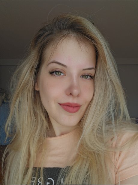 Juicy Squeeze VIP sex actress photo