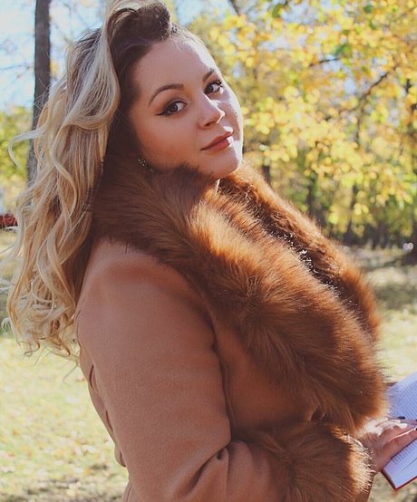 Holly Garner art actress pictures