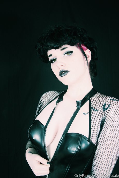 Phoenfatale model photo