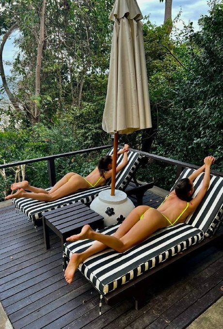 Adelalinka Twins star erotic pics