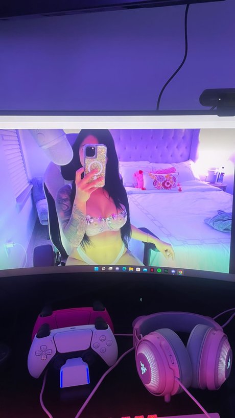 Lovely Linda naked star picture