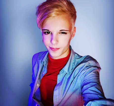 Blonditwink hot actress pic