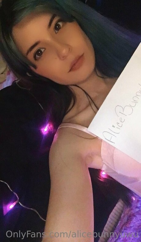 alicebunnyuwu nude pornstar pic