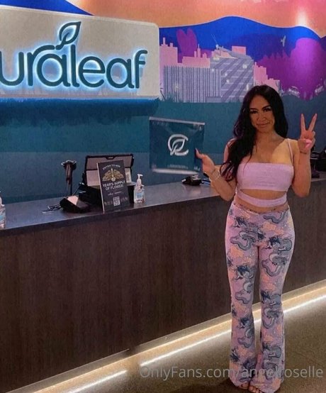 angelroselle naked model image