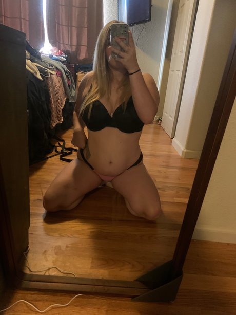 Mila Huddleston_ top star pictures