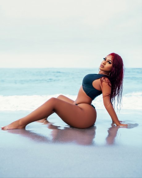 Nya Amanii sexy model photo