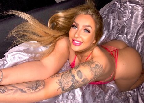 curvy shemale onlyfans beautiful naked photo