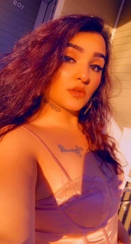 Jasmine Holmes model art img