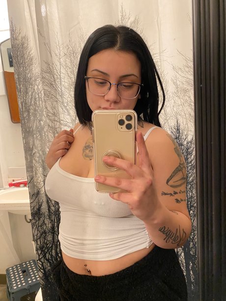 XoxoMaia model adult picture