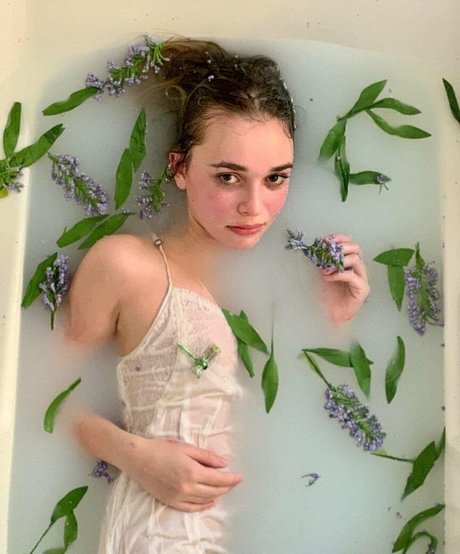 Nikki Roumel sex model picture